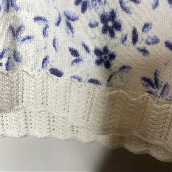 Vintage Blue White Floral Print Lace Up. Richer Detail Sweater Size Petite Large - Picture 5 of 7